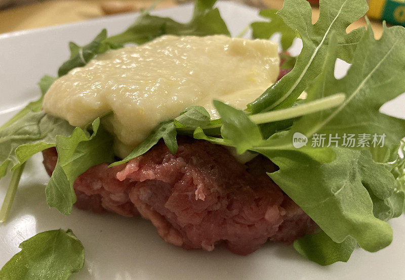 美食-意大利-皮埃蒙特地区:意大利鞑靼牛排(battuto di carne)配火箭和奶酪火锅(奶酪)